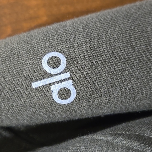 Worn once. Alo sweatshirt with pockets - Picture 3 of 4